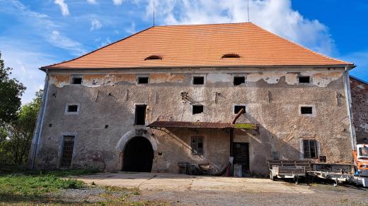 Tvrz v Pičíně je dnes velmi zchátralá