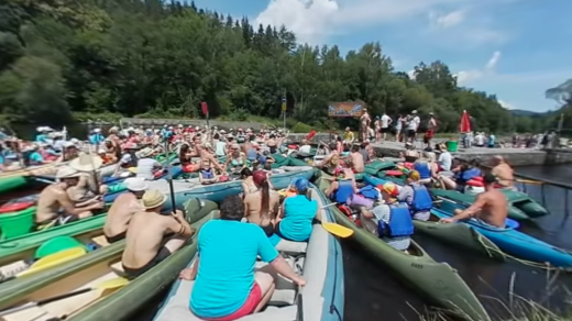Kolona vodáků u jezu Herbertov na řece Vltavě