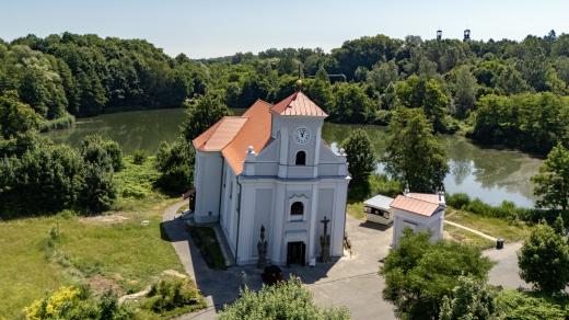 Šikmý kostel má zpátky původní podobu s červenou střechou a bílo-šedou fasádou
