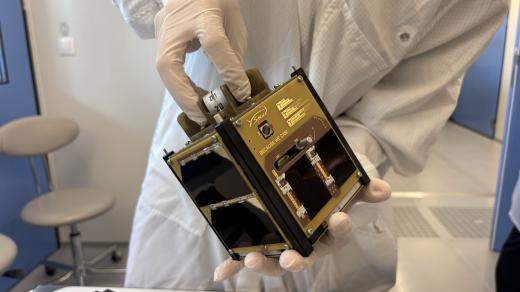 Družice Kostka v různých polohách ve sterilní laboratoři CEITEC Nano Lab