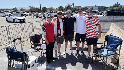 Jack, Kent spolu s kamarády popíjí před fotbalovým zápasem. Aktivitě se říká tailgating