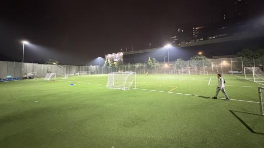 Úspěšný projekt starosty Mamdaniho rozsvítil v noci fotbalová hřiště po celém New Yorku