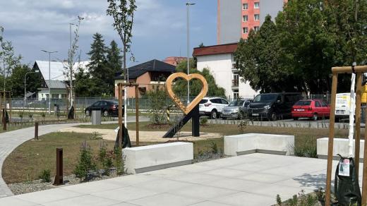 Revitalizace přednádražního prostoru v Rožnově pod Radhoštěm se časem zazelená