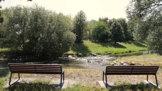 Krnov kvůli bezdomovcům odstraňuje lavičky z parku. Místní mají na rozhodnutí rozdílné pohledy