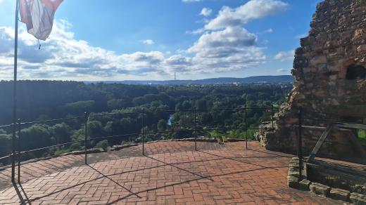 Věž zříceniny hradu Michalovice je pravděpodobně šikmější než dosavadní rekordman z Německa