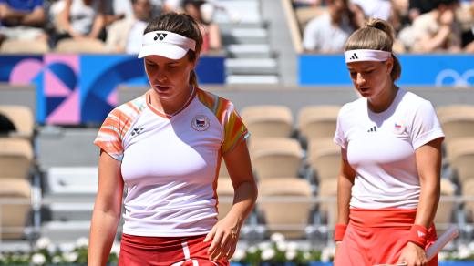 Tenistky Linda Nosková (vlevo) a Karolína Muchová na olympiádě v Paříži 2024 v souboji o 3. místo ve čtyřhře