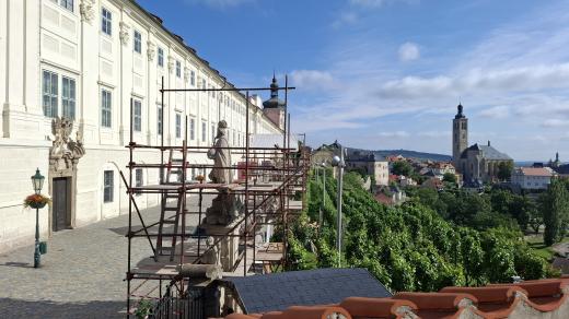 V Kutné Hoře restaurátoři opravují sochy Karla Velikého a svaté Anny. Najdete je přímo u Jezuitské koleje.