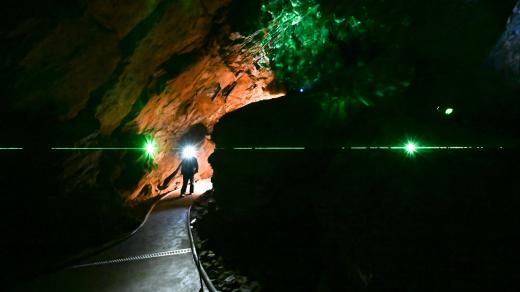 Light art výstava v aragonitových jeskyních