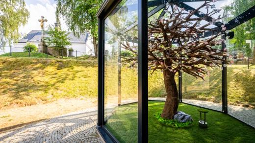Křišťálový strom vzpomínek s podzemním kolumbáriem na hřbitově v Bystřici nad Pernštejnem na Žďársku