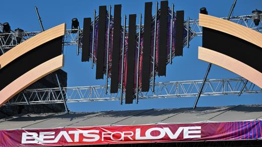 Logo festivalu Beats for Love na hlavní scéně před zahájením