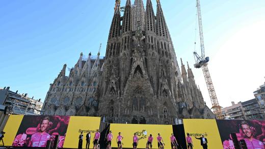 Cyklisté se ve čtvrtek představovali na pódiu před Sagrada Familia