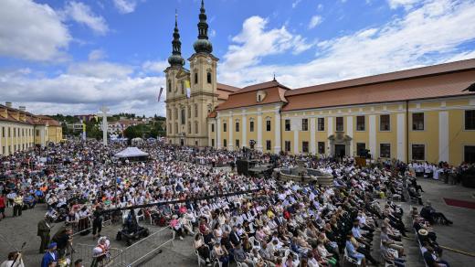 Slavnostní mše svatá na nádvoří u baziliky Nanebevzetí Panny Marie a svatého Cyrila a Metoděje