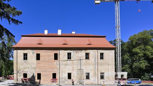 Zachráněná část areálu zámku v Nekmíři a otevření nové expozice