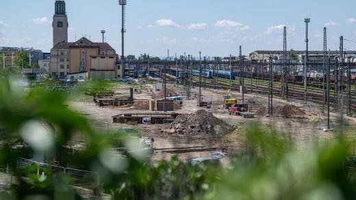 Přestavba královéhradeckého nádraží má vysoké nároky na spotřebu vody. Odčerpává jí tolik, že voda začala mizet ze studní