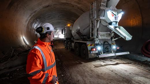 Betonáže sekundárního ostění tunelu Dolní Radechová na stavbě obchvatu Náchoda