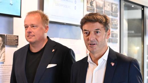 Santi Denia v doprovodu šéfa FAČR Davida Trundy
