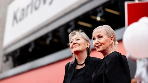 Helena Třeštíková s Bárou Basikovou na červeném koberci