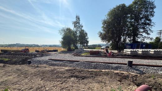 Na silničním přejezdu přes železnici v Sobíňově už dělníci pokládají pražce