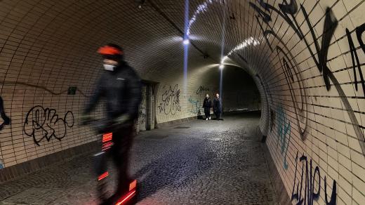 Žižkovský tunel hojně využívají i lidé na elektrokoloběžkách