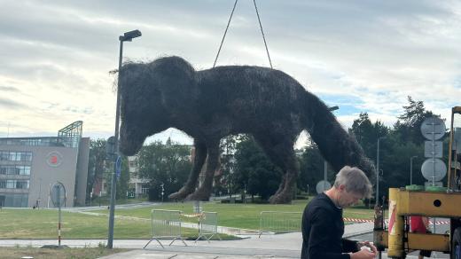 S naložením čtyřtunové sochy musel pomoct jeřáb