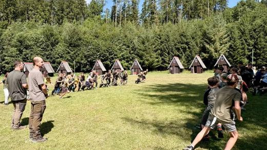 Víc než 60 dětí se na letním táboře v Novém Městě nad Metují učí základy myslivosti