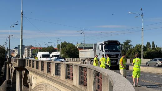 Na Hlávkově mostě je omezený provoz ve směru z centra do Holešovic
