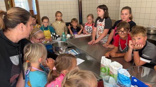 O příměstský tábor malých kuchařů je v Mříčné v Podkrkonoší takový zájem, že organizátoři museli přidávat další turnusy