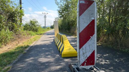 Na obou stranách stezky města postavila betonové zátarasy