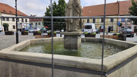 Kašna v Jaroměřicích nad Rokytnou je po rekonstrukci, i když se zpožděním
