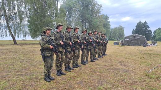 Dobrovolné vojenské cvičení nabízí tisícovce plnoletých středoškoláků po celém Česku možnost vyzkoušet si základní vojenský výcvik a poznat armádní život