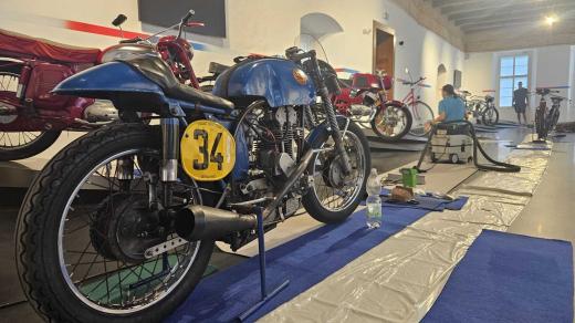 Hrad Kámen nedaleko Pacova je proslavený expozicí historických motocyklů