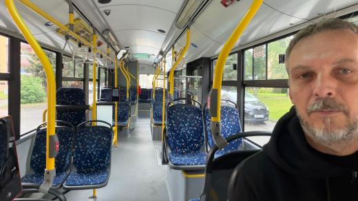 Reportér Václav Plecháček jede v přeshraniční autobusové lince do Polska sám