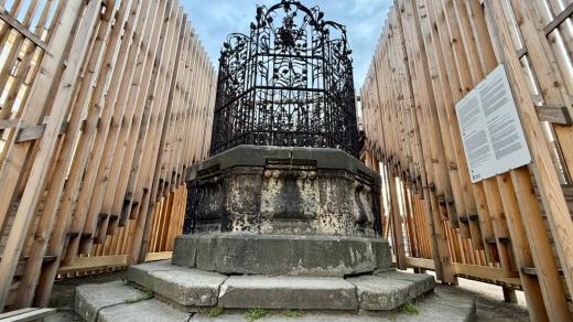 Stará secesní studna s pískovcovým podstavcem na Velkém náměstí