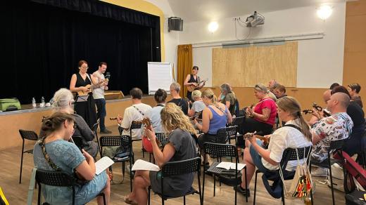 Hráči na ukulele z Česka i ze zahraničí přijeli o tomto víkendu do Unětic u Prahy