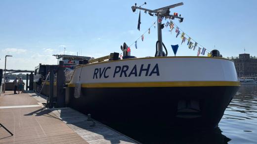 Plavidla na Vltavě v centru Prahy začala obsluhovat nová servisní loď