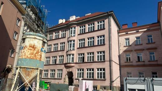 Žáci se do tříd vyhořelé základní školy Kontešinec vrátí příští rok v září