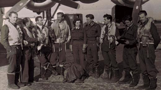 Posádka před odletem na operační let u čtyřmotorového letadla B-24 Liberator. Zleva pilot Jan Irving, střelci Jaroslav Hájek a David Weisz a Václav Spitz, řidička, navigátor Geoffrey Shaw, Arnošt Polák, mechanik Zdeněk Sedlák a druhý pilot Josef Klestil