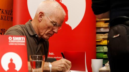 Lama Ole Nydahl na autogramiádě