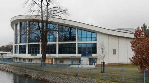 Budovu kryté plovárny navrhl architekt Bohumil Böhm v roce 1958. Byla to první česká sportovní stavba se zavěšenou lanovou střechou