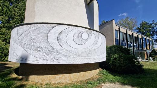 Sgrafito od Jana Hally na budově hvězdárny a planetária v Českých Budějovicích