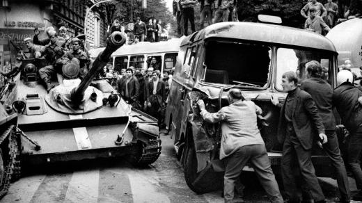 21. srpen 1968 před budovou Československého rozhlasu v Praze