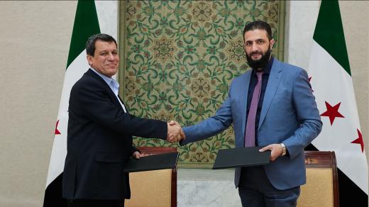 Syrský prezident Ahmad Šara (vpravo) jmenoval svým poradcem exvelitele kurdských Syrských demokratických sil (SDF) Mazlúma Abdího