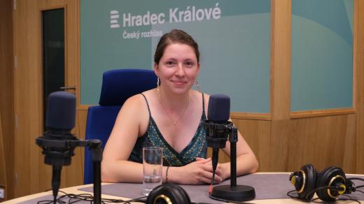 Michaela Váňová ve studiu Českého rozhlasu Hradec Králové