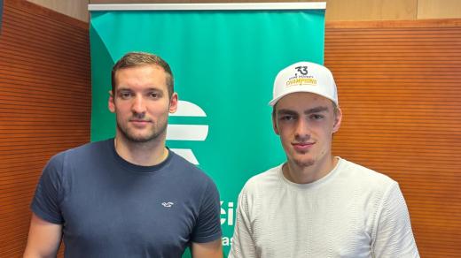 Hokejový útočník Matouš Menšík a brankář Adam Beran