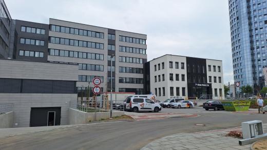 Dělníci dokončují rekonstrukci a dostavbu nového sídla Úřadu práce