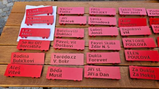 Jména rodin, jednotlivců i fanouškovských skupin začínají zdobit červenou fasádu nové Horácké arény v Jihlavě