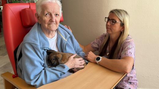 Králíček Bohoušek, seniorka Marie Lustiková, pracovnice Domova Luna Petra Michelová