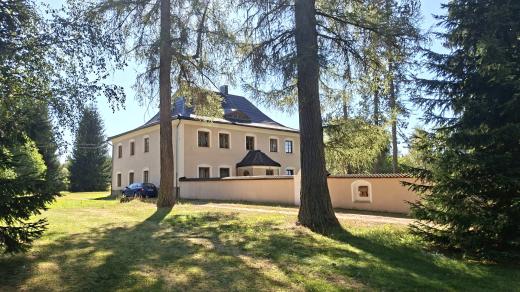 Vila továrníka Wilhelma Kralika v Arnoštově, takzvaný zámeček, dnes slouží jako penzion