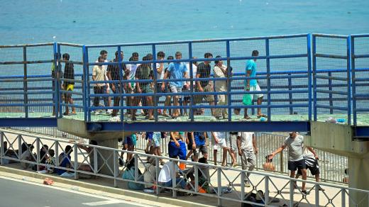 Ze španělského města Ceuta na severoafrickém pobřeží míří migranti zpět do Maroka