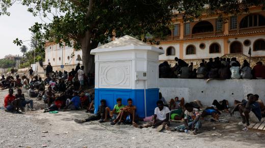 Skupina migrantů ve španělském autonomním městě Ceuta